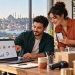 İstanbul manzaralı ofiste çevrim içi mağaza, sipariş ve paketleme süreçlerini yöneten e-ticaret ekibi
